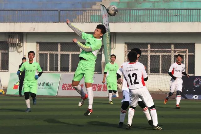 被误解的“牙哥”：蓝天救援队员与造车梦想的导师